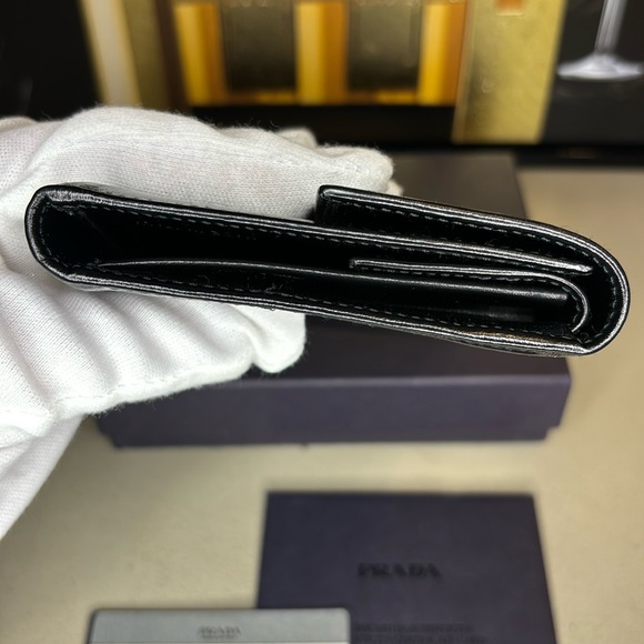 PRADA | ✨NEW✨ Trifold Leather Wallet in Black - Picture 4 of 14